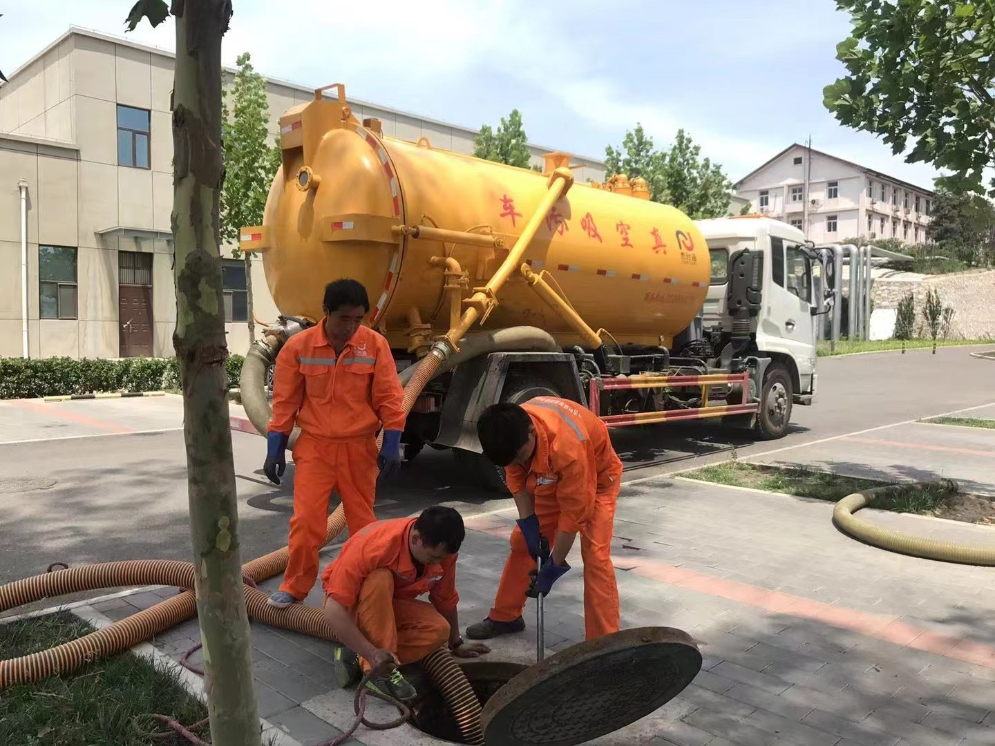 蕲春管道疏通车停在窨井附近