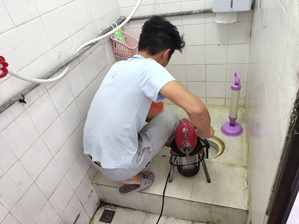 蕲春管道堵塞冒臭气 专业师傅现场解决问题